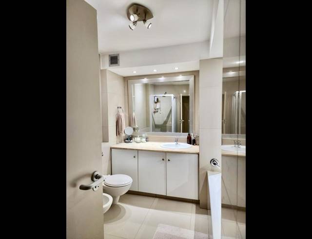 2 BEDROOM APARTMENT TO LET IN SEA POINT